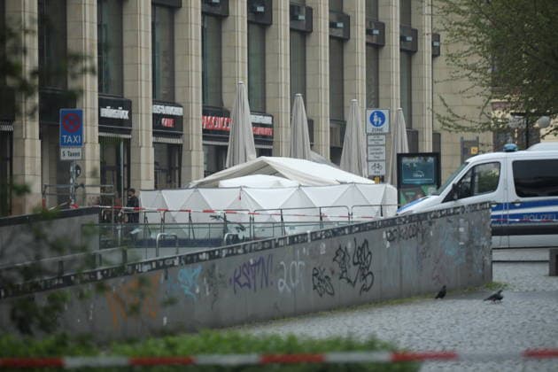 Leipzig city center cordoned off over a wide area to secure evidence A 33-year-old man from Leipzig crashed his car into a crowd of people in the pedestrian zone of Leipzig city center on Monday Two people were killed and numerous injured Only a bollard stopped the car at the end of Grimmaische Straße Leipzig, 05 05 2026 Copyright: xAgenturxMatthiasxWehnertx xM.xGränzdörferx