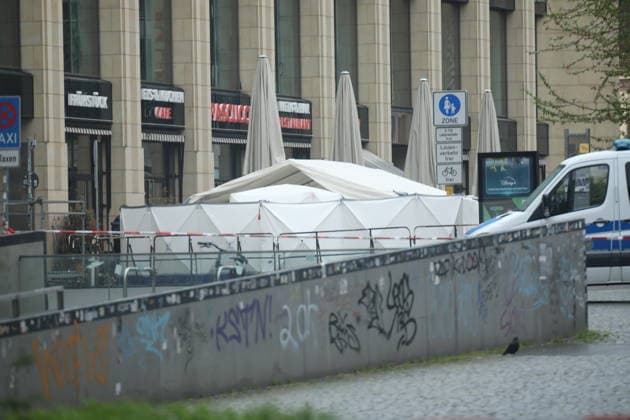Leipzig city center cordoned off over a wide area to secure evidence A 33-year-old man from Leipzig crashed his car into a crowd of people in the pedestrian zone of Leipzig city center on Monday Two people were killed and numerous injured Only a bollard stopped the car at the end of Grimmaische Straße Leipzig, 05 05 2026 Copyright: xAgenturxMatthiasxWehnertx xM.xGränzdörferx