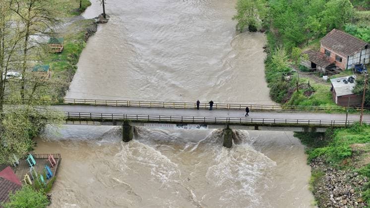 Flooding hits northwestern Turkiye after days of heavy rain DUZCE, TURKIYE - MAY 05: An aerial view shows flooded agricultural land and businesses after heavy rainfall caused the Melen River to overflow in Cumayeri, Duzce, Turkiye, on May 05, 2026. Intermittent downpours lasting four days led to flooding in the Dokuzdegirmen area, affecting farmland and local enterprises. Omer Urer Anadolu Duzce Turkey. Editorial use only. Please get in touch for any other usage.  Copyright: x2026xAnadoluxOmerxUrerx