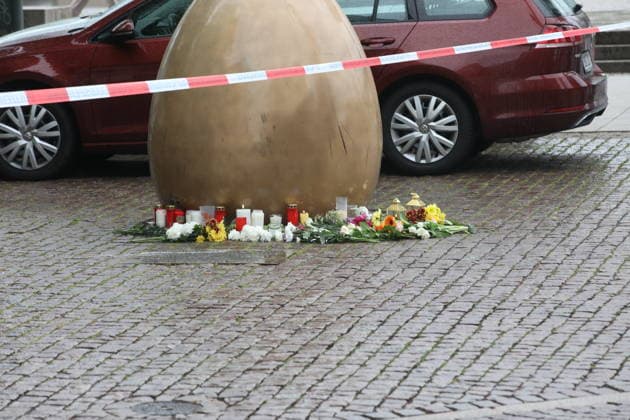 People lay flowers in memory of the two fatalities In the pedestrian zone in Leipzig city center on Monday, a 33-year-old man from Leipzig drove his car into a crowd of people There are two fatalities and numerous injuries Only a bollard stops the car at the end of Grimmaische Straße Leipzig, 05 05 2026 Copyright: xAgenturxMatthiasxWehnertx xM.xGränzdörferx