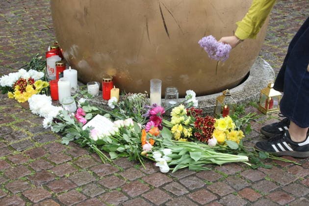 People lay flowers in memory of the two fatalities In the pedestrian zone in Leipzig city center on Monday, a 33-year-old man from Leipzig drove his car into a crowd of people There are two fatalities and numerous injuries Only a bollard stops the car at the end of Grimmaische Straße Leipzig, 05 05 2026 Copyright: xAgenturxMatthiasxWehnertx xM.xGränzdörferx