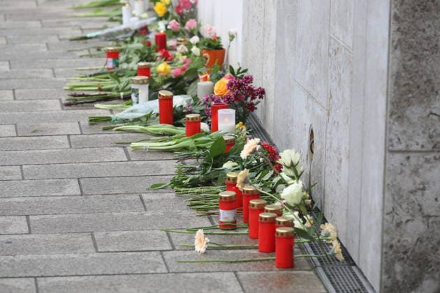 People lay flowers in memory of the two fatalities In the pedestrian zone in Leipzig city center on Monday, a 33-year-old man from Leipzig drove his car into a crowd of people There are two fatalities and numerous injuries Only a bollard stops the car at the end of Grimmaische Straße Leipzig, 05 05 2026 Copyright: xAgenturxMatthiasxWehnertx xM.xGränzdörferx