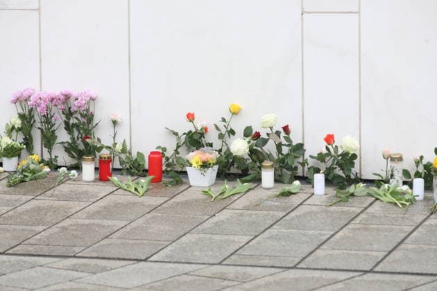 People lay flowers in memory of the two fatalities In the pedestrian zone in Leipzig city center on Monday, a 33-year-old man from Leipzig drove his car into a crowd of people There are two fatalities and numerous injuries Only a bollard stops the car at the end of Grimmaische Straße Leipzig, 05 05 2026 Copyright: xAgenturxMatthiasxWehnertx xM.xGränzdörferx