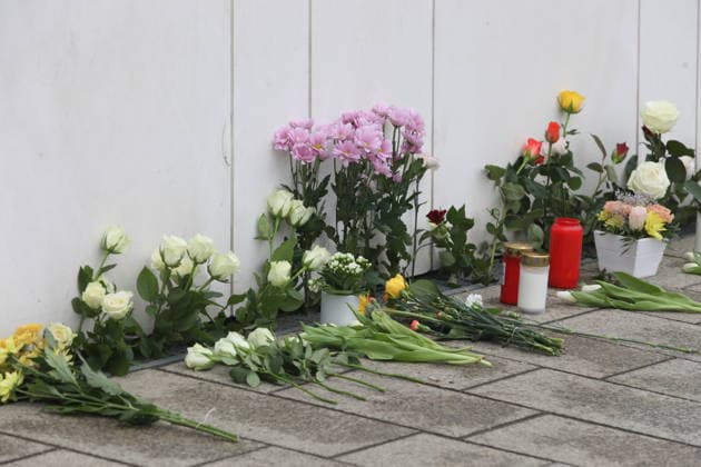 People lay flowers in memory of the two fatalities In the pedestrian zone in Leipzig city center on Monday, a 33-year-old man from Leipzig drove his car into a crowd of people There are two fatalities and numerous injuries Only a bollard stops the car at the end of Grimmaische Straße Leipzig, 05 05 2026 Copyright: xAgenturxMatthiasxWehnertx xM.xGränzdörferx
