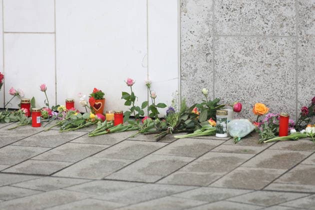 People lay flowers in memory of the two fatalities In the pedestrian zone in Leipzig city center on Monday, a 33-year-old man from Leipzig drove his car into a crowd of people There are two fatalities and numerous injuries Only a bollard stops the car at the end of Grimmaische Straße Leipzig, 05 05 2026 Copyright: xAgenturxMatthiasxWehnertx xM.xGränzdörferx