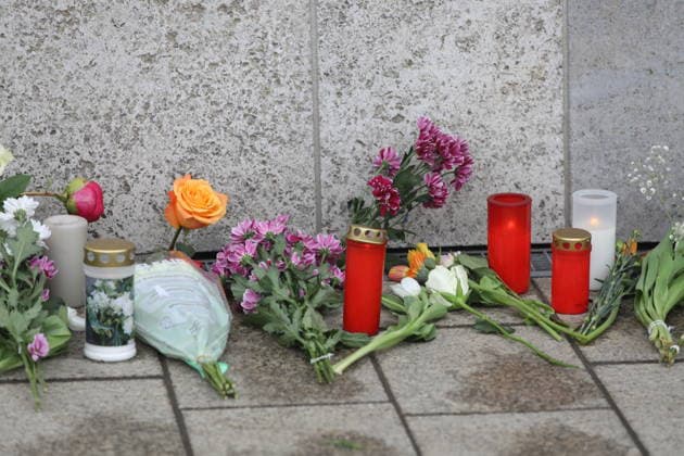 People lay flowers in memory of the two fatalities In the pedestrian zone in Leipzig city center on Monday, a 33-year-old man from Leipzig drove his car into a crowd of people There are two fatalities and numerous injuries Only a bollard stops the car at the end of Grimmaische Straße Leipzig, 05 05 2026 Copyright: xAgenturxMatthiasxWehnertx xM.xGränzdörferx