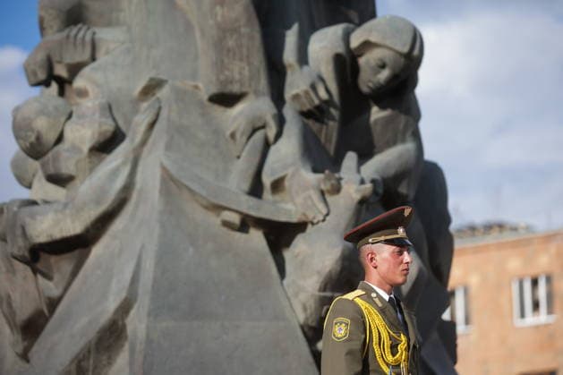 ARMENIA, GYUMRI - MAY 5, 2026: A guard of honour attends a ceremony to lay flowers at the memorial to the 1988 Spitak earthquake titled For the Innocent Victims, For the Merciful Hearts and situated in Vardanants Square. Alexander Patrin TASS  92080422
