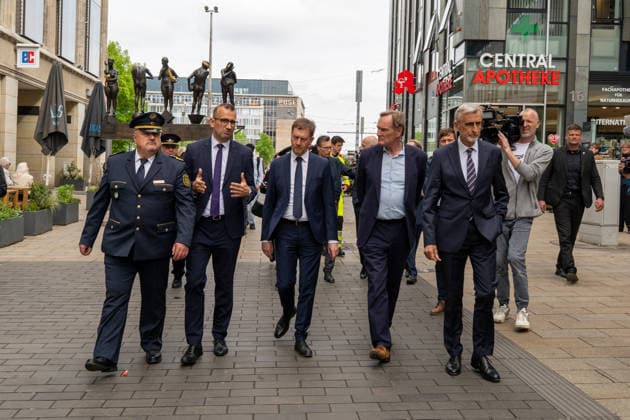 Leipzig - Amokfahrt durch die Innenstadt: Ministerspräsident Kretschmer besucht die Grimmaische Straße 05.05.2026 ab 9 Uhr Leipzig, Innenstadt Fotograf: EHL Media Johannes Landgraf Im Bild: Der Tatort, die Grimmaische Straße, ist nach der Amokfahrt und den Ermittlungsarbeiten der Polizei am Dienstagnachmittag wieder freigegeben worden. Einen Tag nach dem tragischen Ende einer Amokfahrt durch die Leipziger Innenstadt laufen die Ermittlungen der Polizei zu den Tatumständen weiter. Wie die Polizei am Abend mitteilte, richten sich die Ermittlungen gegen einen 33-jährigen Deutschen. Ihm wird vorgeworfen, eine 63-jährige Frau und einen 77-jährigen Mann mit einem VW Taigo erfasst und getötet sowie weitere Menschen verletzt zu haben. Nac Copyright: xEHLxMedia JohannesxLandgrafx 20260505_amokfahrt-tag2-passage-leipzig-jl_1