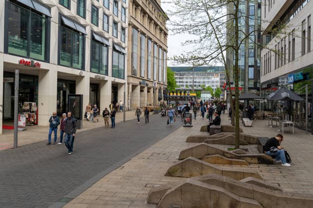 Leipzig - Amokfahrt durch die Innenstadt: Ministerspräsident Kretschmer besucht die Grimmaische Straße 05.05.2026 ab 9 Uhr Leipzig, Innenstadt Fotograf: EHL Media Johannes Landgraf Im Bild: Der Tatort, die Grimmaische Straße, ist nach der Amokfahrt und den Ermittlungsarbeiten der Polizei am Dienstagnachmittag wieder freigegeben worden. Einen Tag nach dem tragischen Ende einer Amokfahrt durch die Leipziger Innenstadt laufen die Ermittlungen der Polizei zu den Tatumständen weiter. Wie die Polizei am Abend mitteilte, richten sich die Ermittlungen gegen einen 33-jährigen Deutschen. Ihm wird vorgeworfen, eine 63-jährige Frau und einen 77-jährigen Mann mit einem VW Taigo erfasst und getötet sowie weitere Menschen verletzt zu haben. Nac Copyright: xEHLxMedia JohannesxLandgrafx 20260505_amokfahrt-tag2-passage-leipzig-jl_7