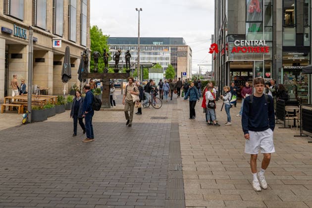 Leipzig - Amokfahrt durch die Innenstadt: Ministerspräsident Kretschmer besucht die Grimmaische Straße 05.05.2026 ab 9 Uhr Leipzig, Innenstadt Fotograf: EHL Media Johannes Landgraf Im Bild: Der Tatort, die Grimmaische Straße, ist nach der Amokfahrt und den Ermittlungsarbeiten der Polizei am Dienstagnachmittag wieder freigegeben worden. Einen Tag nach dem tragischen Ende einer Amokfahrt durch die Leipziger Innenstadt laufen die Ermittlungen der Polizei zu den Tatumständen weiter. Wie die Polizei am Abend mitteilte, richten sich die Ermittlungen gegen einen 33-jährigen Deutschen. Ihm wird vorgeworfen, eine 63-jährige Frau und einen 77-jährigen Mann mit einem VW Taigo erfasst und getötet sowie weitere Menschen verletzt zu haben. Nac Copyright: xEHLxMedia JohannesxLandgrafx 20260505_amokfahrt-tag2-passage-leipzig-jl_8