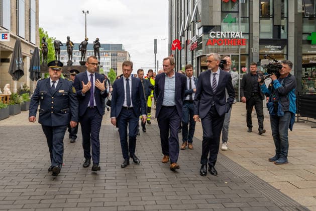 Leipzig - Amokfahrt durch die Innenstadt: Ministerspräsident Kretschmer besucht die Grimmaische Straße 05.05.2026 ab 9 Uhr Leipzig, Innenstadt Fotograf: EHL Media Johannes Landgraf Im Bild: Der Tatort, die Grimmaische Straße, ist nach der Amokfahrt und den Ermittlungsarbeiten der Polizei am Dienstagnachmittag wieder freigegeben worden. Einen Tag nach dem tragischen Ende einer Amokfahrt durch die Leipziger Innenstadt laufen die Ermittlungen der Polizei zu den Tatumständen weiter. Wie die Polizei am Abend mitteilte, richten sich die Ermittlungen gegen einen 33-jährigen Deutschen. Ihm wird vorgeworfen, eine 63-jährige Frau und einen 77-jährigen Mann mit einem VW Taigo erfasst und getötet sowie weitere Menschen verletzt zu haben. Nac Copyright: xEHLxMedia JohannesxLandgrafx 20260505_amokfahrt-tag2-passage-leipzig-jl_2