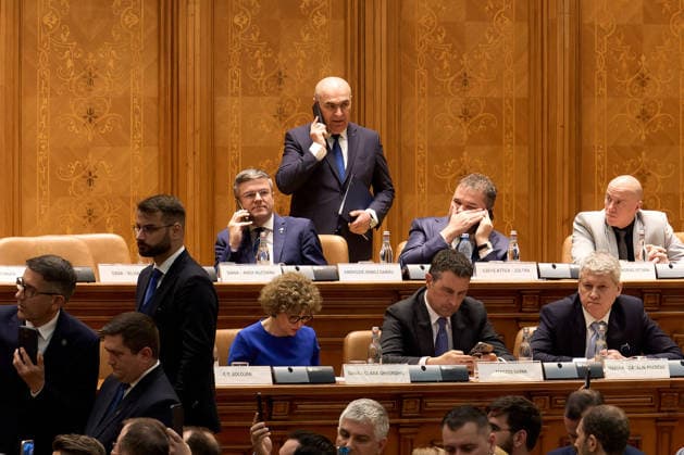 PM Bolojan Dismissed as Romanian Government, Bucharest, Romania Bucharest, Romania. 5th May, 2026: Romanian Prime Minister Ilie Bolojan (C) attends the vote on the motion of no confidence filed against his government by PSD, AUR, and PACE at the Romanian Parliament. The government was dismissed following the vote. Bucharest Romania Copyright: xLucianxAlecux