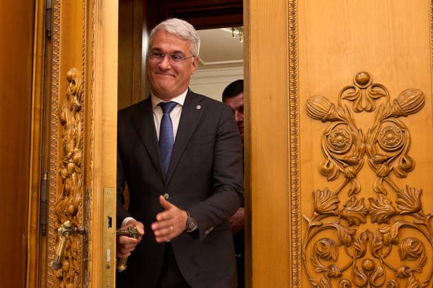 PM Bolojan Dismissed as Romanian Government, Bucharest, Romania Bucharest, Romania. 5th May, 2026: Dragos Pislaru, Minister of Investments and European Projects, leaves the Romanian Parliament after the vote on the motion of no confidence filed against the Romanian Government by PSD, AUR, and PACE. The government was dismissed following the vote. Bucharest Romania Copyright: xLucianxAlecux