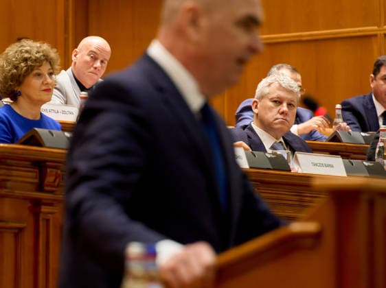 PM Bolojan Dismissed as Romanian Government, Bucharest, Romania Bucharest, Romania. 5th May, 2026: Catalin Predoiu, Minister of Internal Affairs (R), listens to the speech of Romanian Prime Minister Ilie Bolojan (C) during the vote on the motion of no confidence filed against the Government by PSD, AUR, and PACE at the Romanian Parliament. The government was dismissed following the vote. Bucharest Romania Copyright: xLucianxAlecux