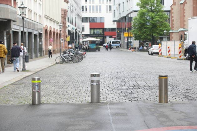 Leipzig city center cordoned off over a wide area to secure evidence A 33-year-old man from Leipzig crashed his car into a crowd of people in the pedestrian zone of Leipzig city center on Monday Two people were killed and numerous injured Only a bollard stopped the car at the end of Grimmaische Straße Leipzig, 05 05 2026 Copyright: xAgenturxMatthiasxWehnertx xM.xGränzdörferx
