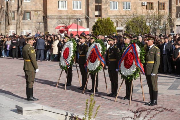ARMENIA, GYUMRI - MAY 5, 2026: Honour guards line up for a ceremony to lay flowers at the memorial to the 1988 Spitak earthquake titled For the Innocent Victims, For the Merciful Hearts and situated in Vardanants Square Gyumri Armenia  - ZUMAt113 20260505_zaa_t113_283 Copyright: xAlexanderxPatrinx