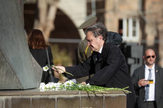 ARMENIA, GYUMRI - MAY 5, 2026: A man lays flowers at the memorial to the 1988 Spitak earthquake titled For the Innocent Victims, For the Merciful Hearts during a ceremony in Vardanants Square Gyumri Armenia  - ZUMAt113 20260505_zaa_t113_308 Copyright: xAlexanderxPatrinx