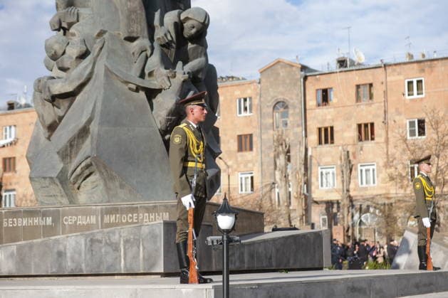 ARMENIA, GYUMRI - MAY 5, 2026: Honour guards attend a ceremony to lay flowers at the memorial to the 1988 Spitak earthquake titled For the Innocent Victims, For the Merciful Hearts and situated in Vardanants Square Gyumri Armenia  - ZUMAt113 20260505_zaa_t113_281 Copyright: xAlexanderxPatrinx