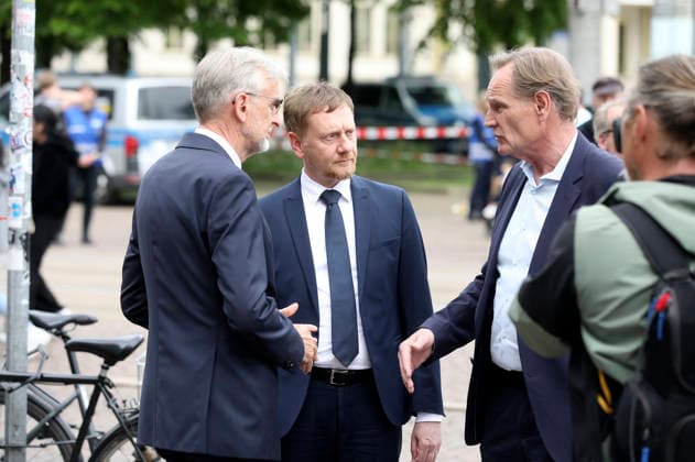 Armin Schuster, Michael Kretschmer and Burkhard Jung at the wreath-laying ceremony for the victims of the rampage In the pedestrian zone of Leipzigs city center on Monday, a 33-year-old man from Leipzig drove his car into a crowd of people There were two fatalities and numerous injuries Only a bollard stopped the car at the end of Grimmaische Straße Leipzig, 05 05 2026 Foto:xAgenturxWehnertx xGränzdörferx xFuturexImagex kranzniederlegung_6531