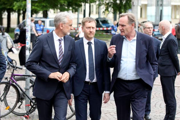 Armin Schuster, Michael Kretschmer and Burkhard Jung at the wreath-laying ceremony for the victims of the rampage In the pedestrian zone of Leipzigs city center on Monday, a 33-year-old man from Leipzig drove his car into a crowd of people There were two fatalities and numerous injuries Only a bollard stopped the car at the end of Grimmaische Straße Leipzig, 05 05 2026 Foto:xAgenturxWehnertx xGränzdörferx xFuturexImagex kranzniederlegung_6532