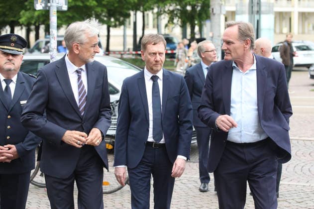 Armin Schuster, Michael Kretschmer and Burkhard Jung at the wreath-laying ceremony for the victims of the rampage In the pedestrian zone of Leipzigs city center on Monday, a 33-year-old man from Leipzig drove his car into a crowd of people There were two fatalities and numerous injuries Only a bollard stopped the car at the end of Grimmaische Straße Leipzig, 05 05 2026 Foto:xAgenturxWehnertx xGränzdörferx xFuturexImagex kranzniederlegung_6534