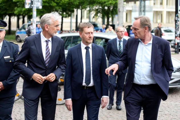 Armin Schuster, Michael Kretschmer and Burkhard Jung at the wreath-laying ceremony for the victims of the rampage In the pedestrian zone of Leipzigs city center on Monday, a 33-year-old man from Leipzig drove his car into a crowd of people There were two fatalities and numerous injuries Only a bollard stopped the car at the end of Grimmaische Straße Leipzig, 05 05 2026 Foto:xAgenturxWehnertx xGränzdörferx xFuturexImagex kranzniederlegung_6535