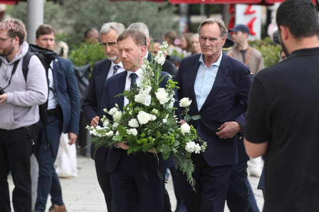 Armin Schuster, Michael Kretschmer and Burkhard Jung at the wreath-laying ceremony for the victims of the rampage In the pedestrian zone of Leipzigs city center on Monday, a 33-year-old man from Leipzig drove his car into a crowd of people There were two fatalities and numerous injuries Only a bollard stopped the car at the end of Grimmaische Straße Leipzig, 05 05 2026 Foto:xAgenturxWehnertx xGränzdörferx xFuturexImagex kranzniederlegung_6536