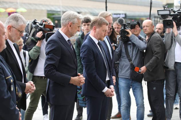 Armin Schuster, Michael Kretschmer and Burkhard Jung at the wreath-laying ceremony for the victims of the rampage In the pedestrian zone of Leipzigs city center on Monday, a 33-year-old man from Leipzig drove his car into a crowd of people There were two fatalities and numerous injuries Only a bollard stopped the car at the end of Grimmaische Straße Leipzig, 05 05 2026 Foto:xAgenturxWehnertx xGränzdörferx xFuturexImagex kranzniederlegung_6537