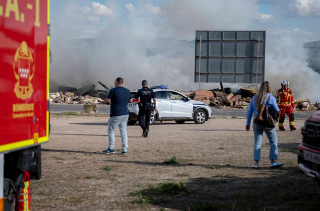 A fire causes the collapse of three houses in Morata de Tajuna Several emergency services at the scene, on May 5, 2026, in Morata de Tajuna, Madrid Spain Several firefighters of the Community of Madrid have moved this Tuesday to the town of Morata de Tajuna to extinguish a fire that has caused the collapse of three single-family homes have also gone Summa 112 medical emergency services as a preventive measure, although it is true that the houses were empty at the time of the collapse and no one was injured or trapped under debris 05 MAY 2026 FIRE FIRE CRUMBLING SUCCESS LOW HOUSE FIREFIGHTERS POLICE Morata de Tajuna Madrid Morata de Tajuna Madrid Spain  Copyright: xAlbertoxOrtegax 7501325