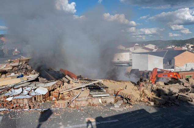 A fire causes the collapse of three houses in Morata de Tajuna Place of the event, on May 5, 2026, in Morata de Tajuna, Madrid Spain Several teams of Firefighters of the Community of Madrid have moved this Tuesday to the town of Morata de Tajuna to extinguish a fire that has caused the collapse of three single-family homes have also gone Summa 112 medical emergency services as a preventive measure, although it is true that the houses were empty at the time of the collapse and no one was injured or trapped under debris 05 MAY 2026 FIRE FIRE CRUMBLING SUCCESS LOW HOUSE FIREFIGHTERS POLICE Morata de Tajuna Madrid Morata de Tajuna Madrid Spain  Copyright: xAlbertoxOrtegax 7501334