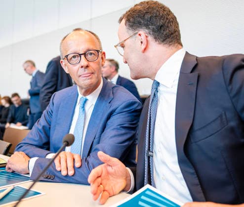 Friedrich Merz Jens Spahn EUR, Germany, Berlin 05 05 2026 Launch of the CDU CSU parliamentary group, Jens Spahn in conversation with Federal Chancellor Friedrich Merz tongue out