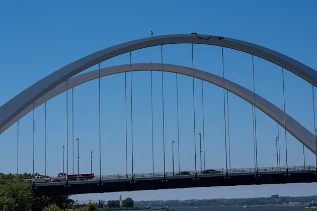 May 5, 2026, Frederick Douglas Bridge, Dc, United States: Activist Guido Reichstadter remains atop the Frederick Douglas South Capitol Street Bridge in Washington, DC on May 5, 2026. Reichstadter is protesting the war in Iran and artificial intelligence. Frederick Douglas Bridge United States - ZUMAl312 20260505_znp_l312_012 Copyright: xAndrewxLeydenx