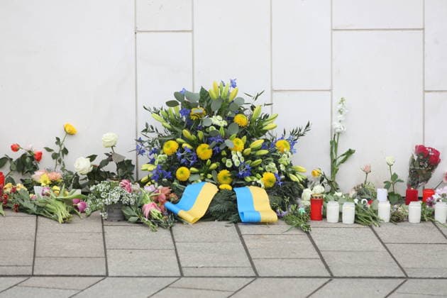People lay flowers in memory of the two fatalities In the pedestrian zone in Leipzig city center on Monday, a 33-year-old man from Leipzig drove his car into a crowd of people There are two fatalities and numerous injuries Only a bollard stops the car at the end of Grimmaische Straße Leipzig, 05 05 2026 Copyright: xAgenturxMatthiasxWehnertx xM.xGränzdörferx