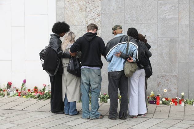 Mourners at the wreath-laying ceremony for the victims of the rampage In the pedestrian zone of Leipzigs city center on Monday, a 33-year-old man from Leipzig drove his car into a crowd of people Two people died and many were injured Only a bollard stopped the car at the end of Grimmaische Straße Leipzig, 05 05 2026 Copyright: xAgenturxMatthiasxWehnertx xM.xGränzdörferx