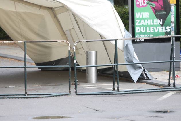 Leipzig city center cordoned off over a wide area to secure evidence A 33-year-old man from Leipzig crashed his car into a crowd of people in the pedestrian zone of Leipzig city center on Monday Two people were killed and numerous injured Only a bollard stopped the car at the end of Grimmaische Straße Leipzig, 05 05 2026 Copyright: xAgenturxMatthiasxWehnertx xM.xGränzdörferx