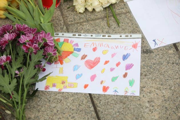 People lay flowers in memory of the two fatalities In the pedestrian zone in Leipzig city center on Monday, a 33-year-old man from Leipzig drove his car into a crowd of people There are two fatalities and numerous injuries Only a bollard stops the car at the end of Grimmaische Straße Leipzig, 05 05 2026 Copyright: xAgenturxMatthiasxWehnertx xM.xGränzdörferx