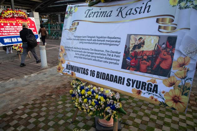 May 5, 2026, Bekasi Timur, West Java, Indonesia: East Bekasi, West Java, Indonesia, Tuesday, May 5, 2026: Flowers continue to fill the site of the train accident at East Bekasi Station, which claimed the lives of 14 victimsâ€all of whom were women. Expressions of condolence written on small slips of paper are visible throughout the station. Commuter line passengers passing through the station pause to look, offer prayers, or lay down flowers as a sign of grief. Bekasi Timur Indonesia - ZUMAh128 20260505_zap_h128_006 Copyright: xDonalxHusnix