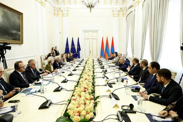 (260505) -- YEREVAN, May 5, 2026 -- Delegates attend the expanded meeting of the first Armenia-European Union Summit in Yerevan, Armenia, May 5, 2026. Armenia and the European Union (EU) signed a connectivity partnership deal and pledged to strengthen economic and security cooperation at their first-ever summit on Tuesday, local media reported. ( Handout via Xinhua) ARMENIA-YEREVAN-ARMENIA-EU SUMMIT PressxOfficexofxthexPrimexMinisterxofxArmenia 