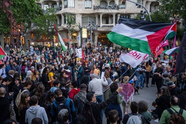 May 5, 2026, Barcelona, Barcelona, Spain: Protesters at the EU headquarters in Barcelona demand the release of Global Sumud Flotilla activists Saif Abukeshek and Thiago oÂvila, whose detention in Israel was extended for six more days. The group was intercepted in international waters while sailing to Gaza. Barcelona Spain  - ZUMAa239 20260505_zip_a239_013 Copyright: xMarcxAsensioxClupesx