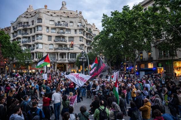May 5, 2026, Barcelona, Barcelona, Spain: Protesters at the EU headquarters in Barcelona demand the release of Global Sumud Flotilla activists Saif Abukeshek and Thiago oÂvila, whose detention in Israel was extended for six more days. The group was intercepted in international waters while sailing to Gaza. Barcelona Spain  - ZUMAa239 20260505_zip_a239_015 Copyright: xMarcxAsensioxClupesx
