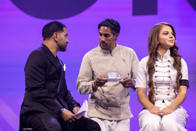 Hamburg, OMR Festival Hamburg, 05 05 2026 The 15-year-old singer and influencer Zahide on the right together with her manager Serdar Bogatekin on the OMR Conference Stage Serdar is offered a coffee by First Date star Nic Shanker in the middle