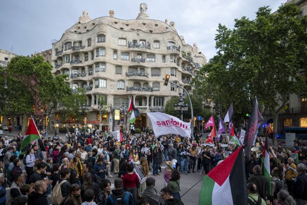 Protesters gather outside the EU offices over detention of Freedom Flotilla activists in Barcelona BARCELONA, SPAIN - MAY 05: Protesters, carrying Palestinian flags and signs, gather outside the European Commission headquarters to protest against the continued detention of Freedom Flotilla activists Saif Abukeshek and Thiago Avila by Israeli authorities in Barcelona, Spain, on May 5, 2026. During the rally, speakers also criticized the European Union for what they called its silence regarding the situation of the two activists chanting against the Israeli government and in support of Palestine were heard throughout the protest. Lorena Sopena Lopez Anadolu Barcelona Spain. Editorial use only. Please get in touch for any other usage.  Copyright: x2026xAnadoluxLorenaxSopenaxLopezx