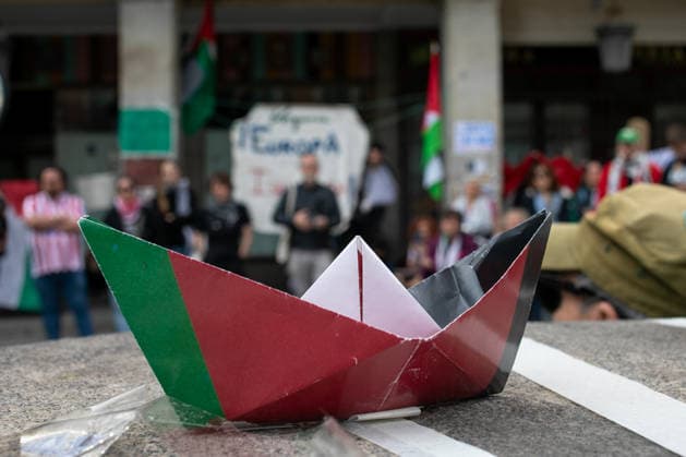 Demonstration for the freedom of Global Sumud Flotilla activists Saif Abu Keshek and Thiago Ávila in Madrid, Spain - 5 May 2026 A paper boat with Palestinian colors is seen during a pro-Palestinian rally. Protesters gather in front of the Ministry of Foreign Affairs in Madrid, to demand the release of Global Sumud Flotilla activists Saif Abu Keshek and Thiago Ávila. Brazilian activist Thiago Ávila and Spanish-Palestinian Saif Abu Keshek were intercepted on Thursday while traveling with the Global Sumud Flotilla to the Gaza Strip and are currently being held in Israel for questioning. Madrid Spain Copyright: xDavidxCanalesx xSOPAxImagesx DCFlotilla260505