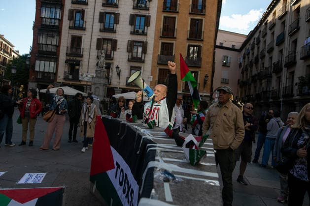 Demonstration for the freedom of Global Sumud Flotilla activists Saif Abu Keshek and Thiago Ávila in Madrid, Spain - 5 May 2026 A protester speaks with a megaphone during a pro-Palestinian rally. Protesters gather in front of the Ministry of Foreign Affairs in Madrid, to demand the release of Global Sumud Flotilla activists Saif Abu Keshek and Thiago Ávila. Brazilian activist Thiago Ávila and Spanish-Palestinian Saif Abu Keshek were intercepted on Thursday while traveling with the Global Sumud Flotilla to the Gaza Strip and are currently being held in Israel for questioning. Madrid Spain Copyright: xDavidxCanalesx xSOPAxImagesx DCFlotilla260505-65