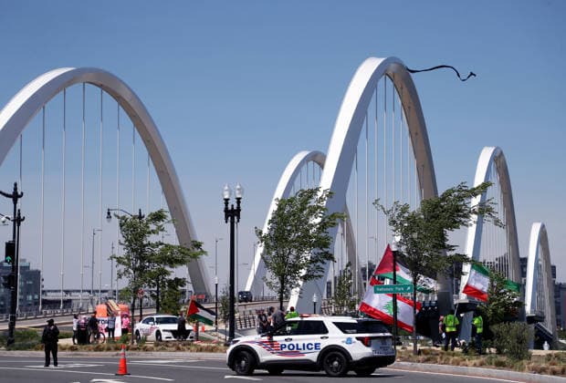 Activist Protesting Iran War Atop Frederick Douglass Bridge, in Washington DC, USA.Activist Protesting Iran War Atop Frederick Douglass Bridge, in Washington DC, USA. Activist Guido Reichstadter sits atop the Frederick Douglass Memorial Bridge as protesters below hold Iranian and Palestinian flags in Washington DC, USA, on May 05, 2026. Reichstadter climbed onto the bridge on May 1 and has remained there in protest of what he described as the Trump regime s war in Iran and against AI development. Washington USA  Copyright: xMatrixxImagesx xGentxShkullakux