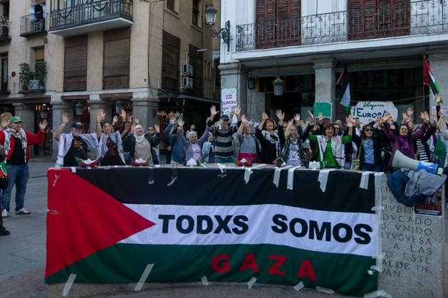May 5, 2026, Madrid, Spain: Protesters gather behind a Palestinian flag during a Pro-Palestine. Protesters gather in front of the Ministry of Foreign Affairs in Madrid, to demand the release of Global Sumud Flotilla activists Saif Abu Keshek and Thiago Ãvila. Brazilian activist Thiago Ãvila and Spanish-Palestinian Saif Abu Keshek were intercepted on Thursday while traveling with the Global Sumud Flotilla to the Gaza Strip and are currently being held in Israel for questioning. Madrid Spain  - ZUMAs197 20260505_aaa_s197_099 Copyright: xDavidxCanalesx