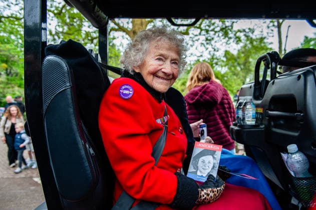 Liberation Day parade held in Wageningen - 05 May 2026 WWII British veteran Dorothea Pixie Barron is posing with a young portrait of herself. The Liberation Parade reunites veterans and military successors to pay tribute to all those who gave their lives during WWII and to international military cooperation. Like in previous years, Canadian and English WWII veterans led the parade. Wageningen Netherlands Copyright: xAnaxFernandezx xSOPAxImagesx Ana_Fernandez_05052026_LiberationDayWageningen_004