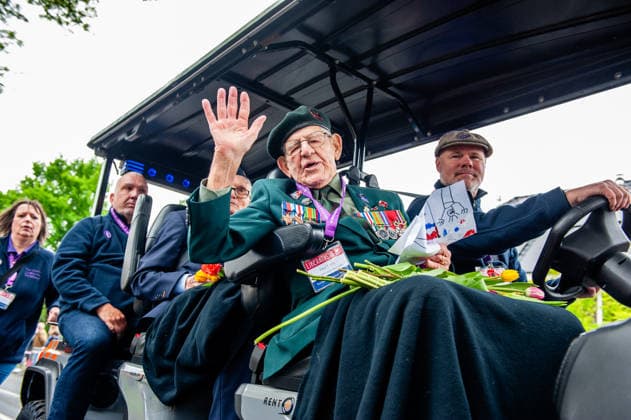 Liberation Day parade held in Wageningen - 05 May 2026 WWII veterans are cheering the audience. The Liberation Parade reunites veterans and military successors to pay tribute to all those who gave their lives during WWII and to international military cooperation. Like in previous years, Canadian and English WWII veterans led the parade. Wageningen Netherlands Copyright: xAnaxFernandezx xSOPAxImagesx Ana_Fernandez_05052026_LiberationDayWageningen_012