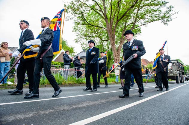 Liberation Day parade held in Wageningen - 05 May 2026 The British army is parading with hats and umbrellas. The Liberation Parade reunites veterans and military successors to pay tribute to all those who gave their lives during WWII and to international military cooperation. Like in previous years, Canadian and English WWII veterans led the parade. Wageningen Netherlands Copyright: xAnaxFernandezx xSOPAxImagesx Ana_Fernandez_05052026_LiberationDayWageningen_014