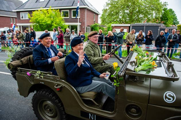 Liberation Day parade held in Wageningen - 05 May 2026 A military woman is cheering the audience. The Liberation Parade reunites veterans and military successors to pay tribute to all those who gave their lives during WWII and to international military cooperation. Like in previous years, Canadian and English WWII veterans led the parade. Wageningen Netherlands Copyright: xAnaxFernandezx xSOPAxImagesx Ana_Fernandez_05052026_LiberationDayWageningen_020